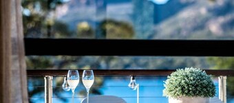 Una propiedad elevada con vistas a las montañas y al océano, en el corazón de la ciudad.