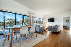 Living area - Dock of the Bay - Freycinet Holiday Houses (Coles Bay)