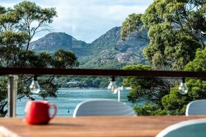 Outdoor dining - Dock of the Bay - Freycinet Holiday Houses (Coles Bay)