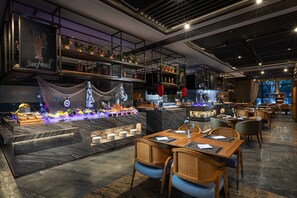 3 か所のレストラン (中華料理)