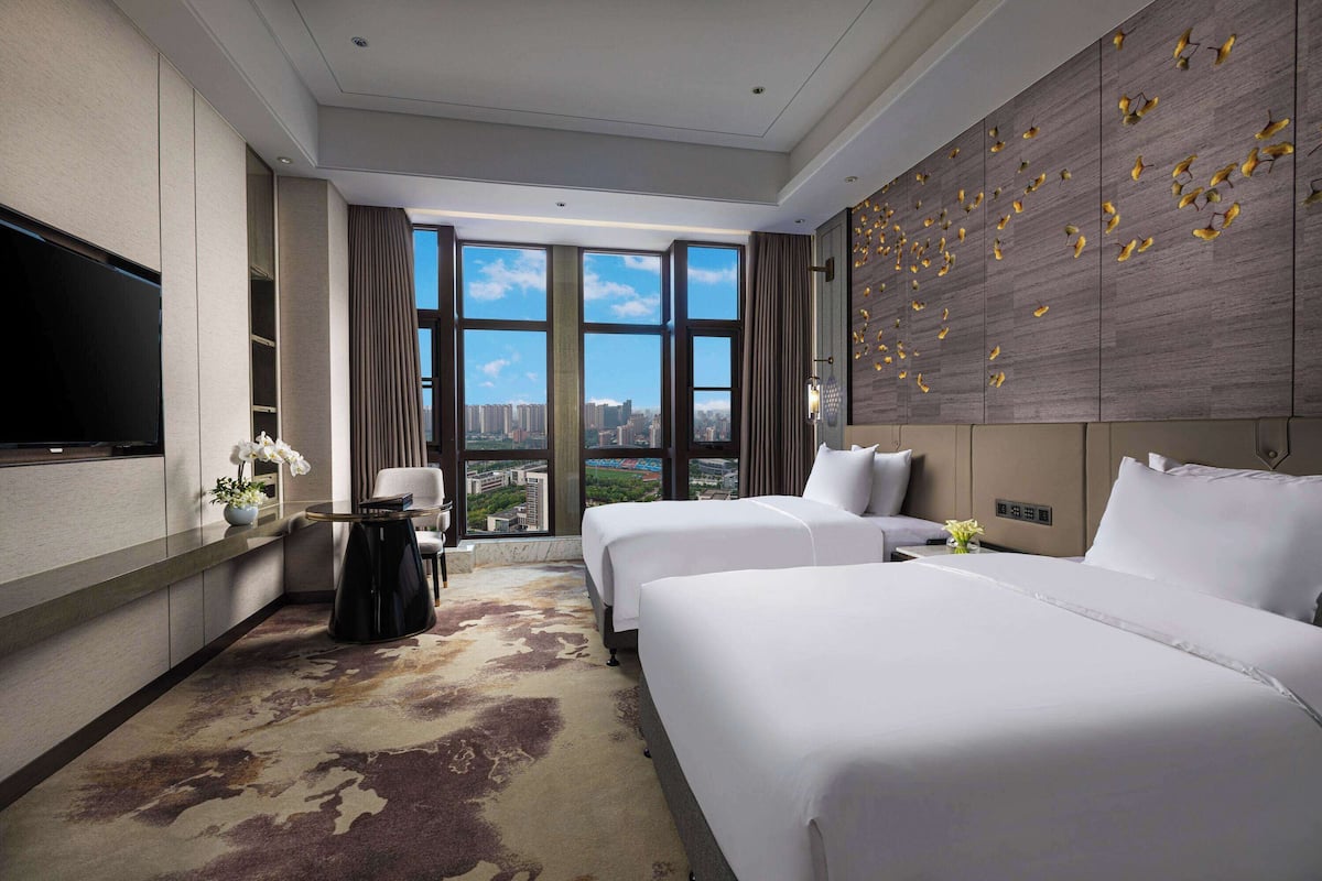 Minibar, két bảo mật tại phòng, bàn, bàn ủi/dụng cụ ủi quần áo 