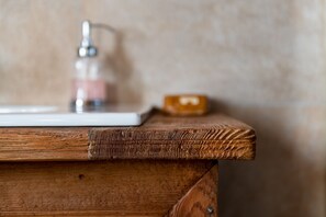 A wooden countertop with a white sink and a soap dish. - Albergo Locanda Mistral (Acceglio)