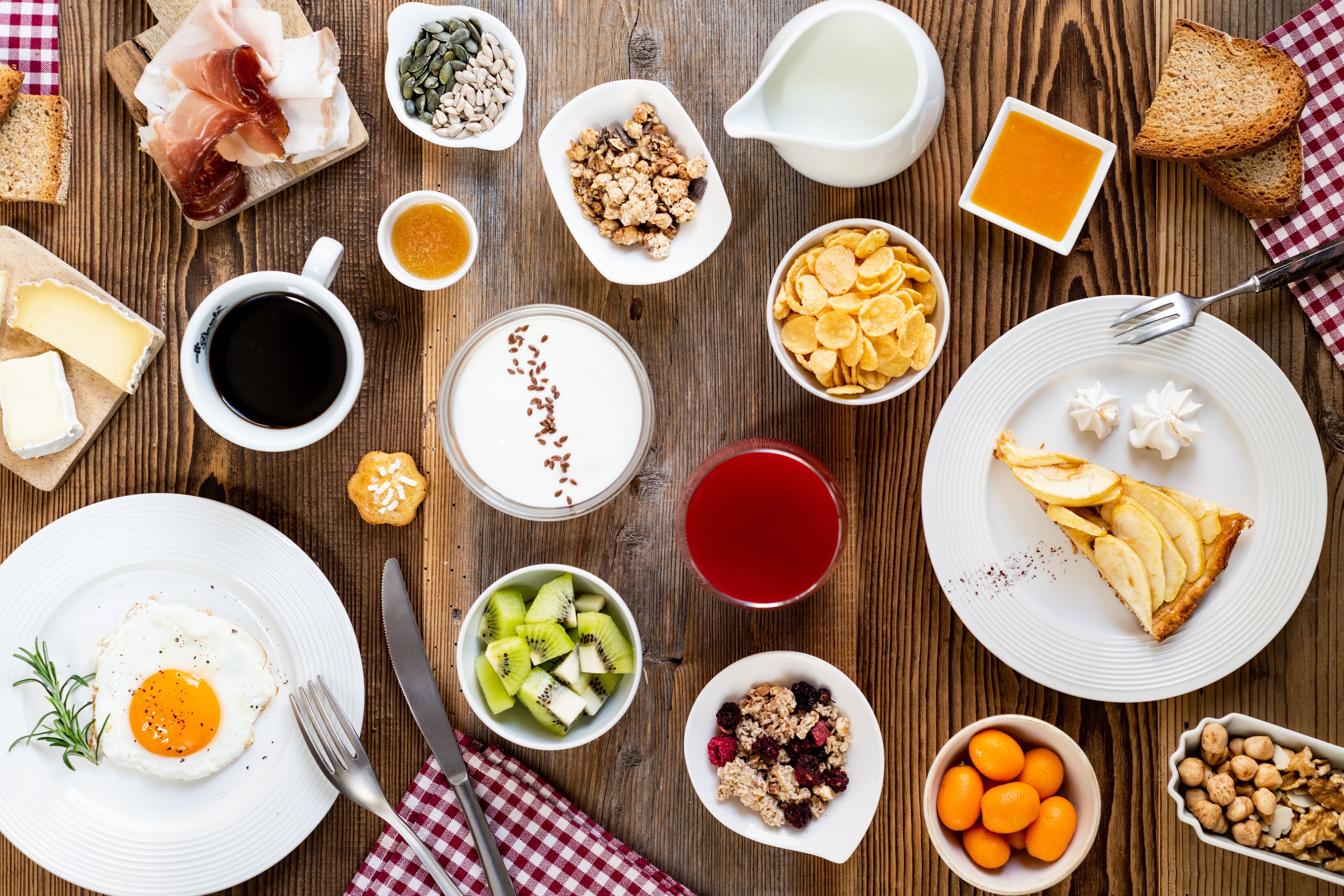 بوفيه فطور مجانًا يوميًا