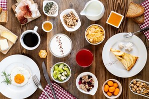 A breakfast table with various food items and drinks. - Albergo Locanda Mistral (Acceglio)