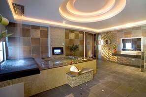 Separate bathtub and shower, free toiletries, hair dryer, slippers - Chateau Motel & Spa - Qiaotou (Kaohsiung)