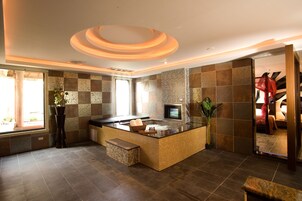 独立的浴缸和淋浴、免费洗浴用品、吹风机、拖鞋