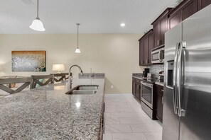 Fridge, microwave, oven, dishwasher - 4 Bedrooms / 3 Bathrooms / Storey Lake (3150 PP) (Kissimmee)