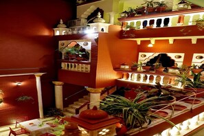 高档床上用品、羽绒被、记忆海绵床垫、迷你吧