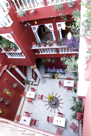 供应早餐、午餐和晚餐，印度菜