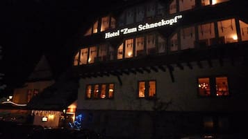 Fassade der Unterkunft – Abend/Nacht