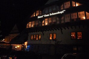 Front of property – evening/night - Hotel Zum Schneekopf (Suhl)
