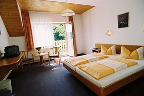 Double Room, Balcony | Cots/infant beds, rollaway beds, free WiFi, bed sheets - Hotel Zum Schneekopf (Suhl)