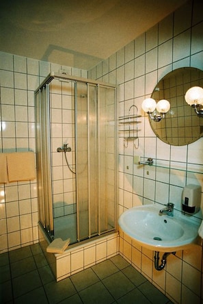 Shower, hair dryer, towels - Hotel Zum Schneekopf (Suhl)