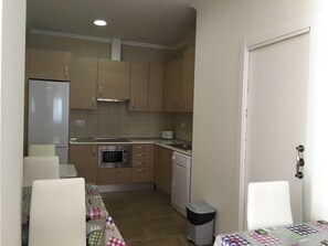 Een oven, een vaatwasser, een koffiezetapparaat/waterkoker