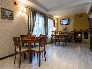 Daily continental breakfast (EUR 5 per person)