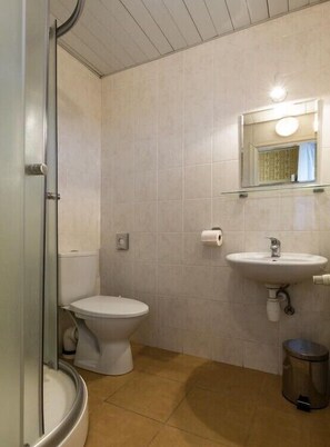 Deluxe Suite, 2 Bedrooms | Bathroom | Combined shower/bathtub, towels