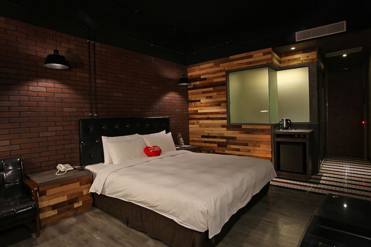 individually decorated, individually furnished, desk, free wifi