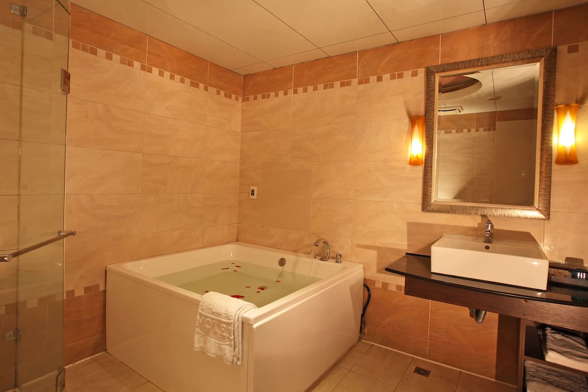 deep-soaking bathtub