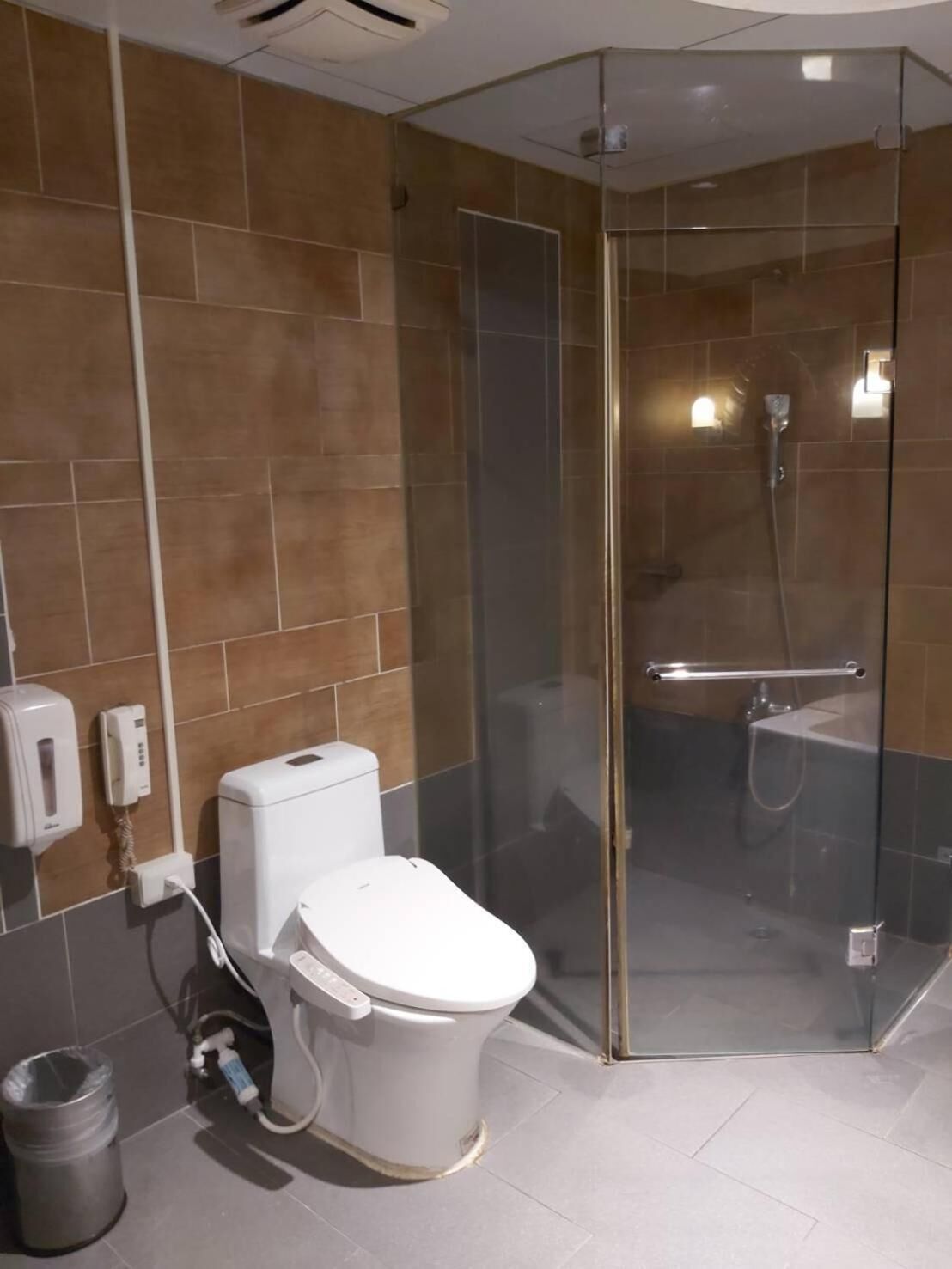 separate bathtub and shower, free toiletries, hair dryer, slippers