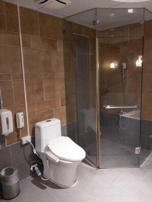Separate bathtub and shower, free toiletries, hair dryer, slippers - Chateau Motel (Kaohsiung)
