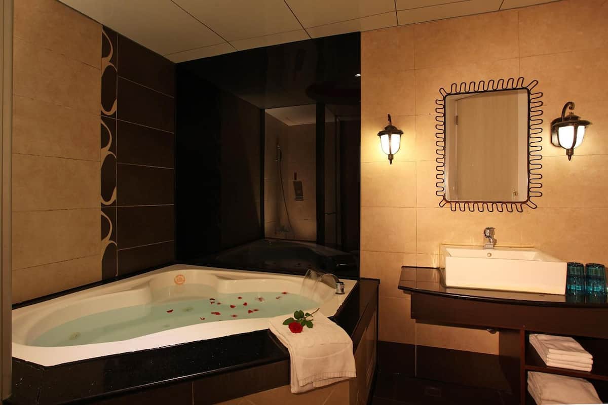 separate bathtub and shower, free toiletries, hair dryer, slippers