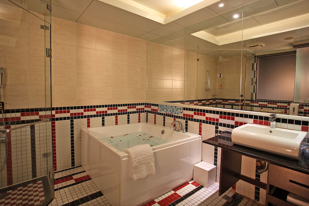 separate bathtub and shower, free toiletries, hair dryer, slippers