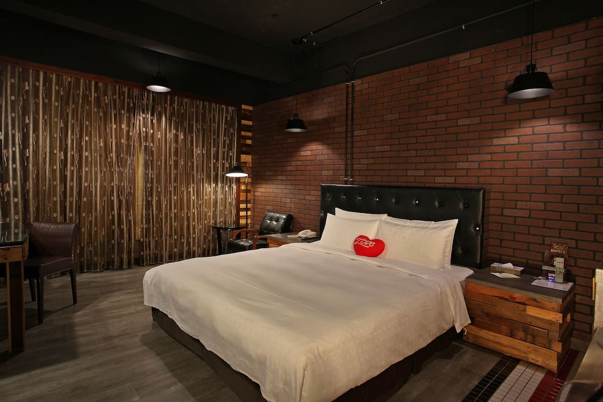 Standard Double Room | Desk, WiFi (free), individually decorated, individually furnished