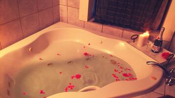 Badkar, bubbelbadkar, regndusch och handdukar