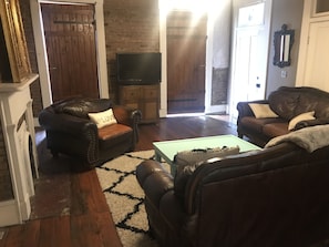 Smart TV, fireplace, stereo