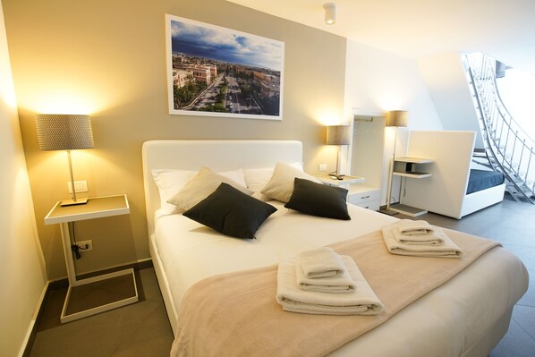 Duntäcken, bäddmadrasser, värdeförvaringsskåp på rummet och unika möbler