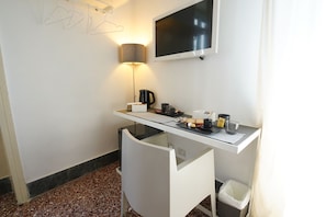 Dubbelrum - smekmånad | Duntäcken, bäddmadrasser, värdeförvaringsskåp på rummet och unika möbler