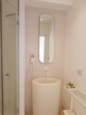 Habitación individual estándar | Baño | Regadera, regadera tipo lluvia, amenidades de baño gratuitas 