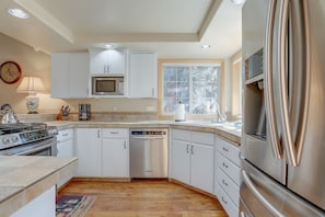 House, 3 Bedrooms | Private kitchen | Fridge, microwave, oven, stovetop - Pet-Friendly 13 Ollalie Home features Double Car Garage by RedAwning (Bend)