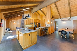 House, 3 Bedrooms | Private kitchen | Fridge, microwave, oven, stovetop