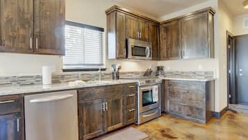 House, 2 Bedrooms | Private kitchen | Fridge, microwave, oven, stovetop