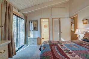 4 soverom, skrivebord for bærbar PC og strykejern/-brett