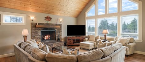 House, 5 Bedrooms | Living area
