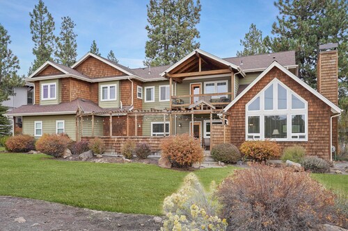 Spacious Five Peaks Home with Soaking Tub and BBQ by RedAwning