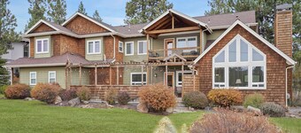 Spacious Five Peaks Home with Soaking Tub and BBQ by RedAwning