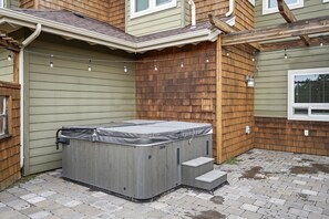 House, 5 Bedrooms | Outdoor spa tub