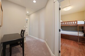 Maison, 5 chambres | 5 chambres, fer et planche à repasser, accès au Wi-Fi (inclus)