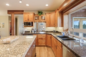 House, 5 Bedrooms | Private kitchen