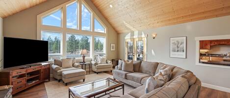 House, 5 Bedrooms | Living area