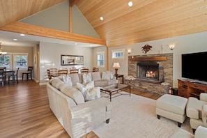 House, 5 Bedrooms | Living area