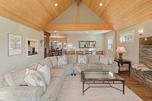 House, 5 Bedrooms | Living area