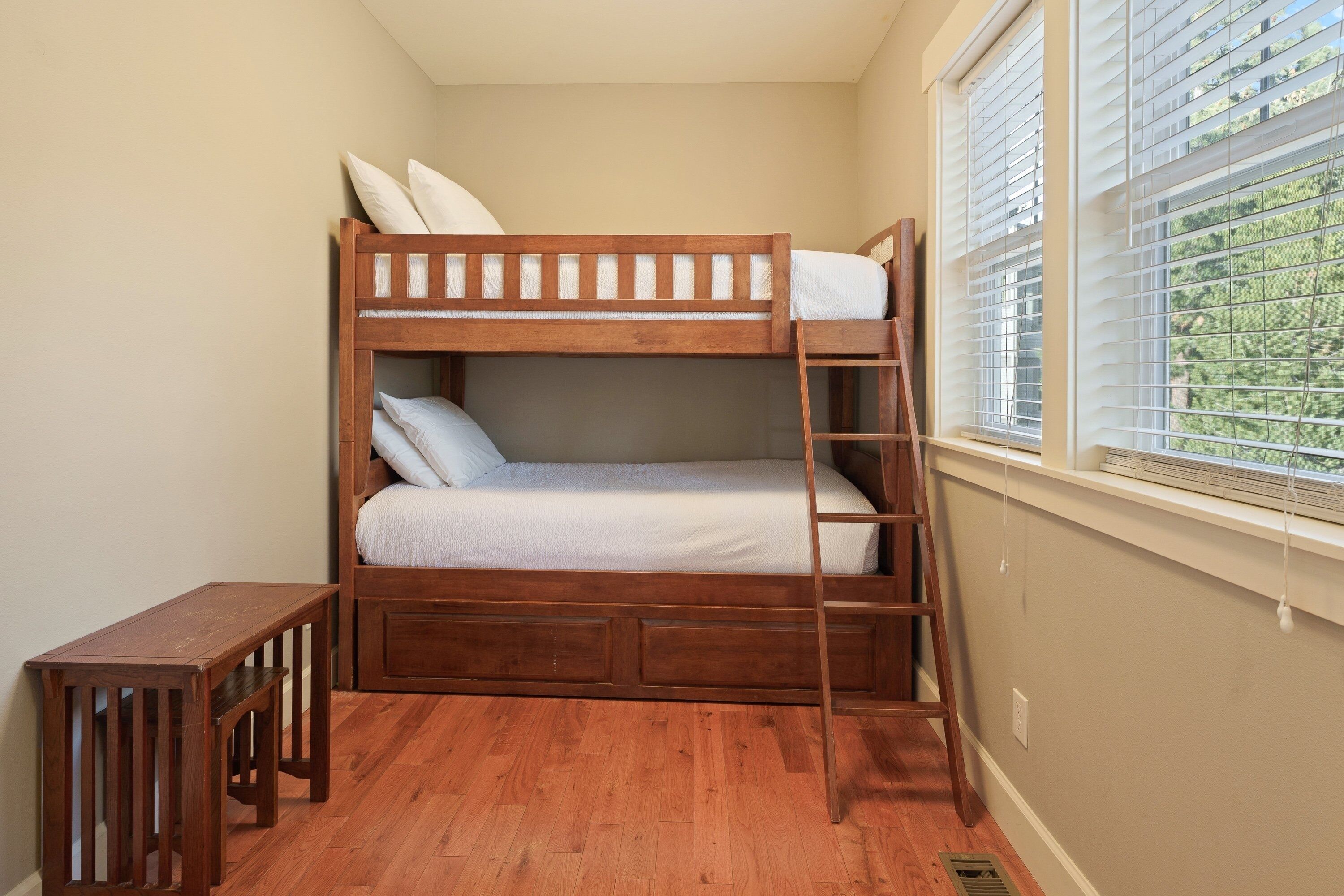 5 bedrooms, iron/ironing board, free WiFi, bed sheets