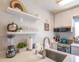 Refrigerador, horno, cafetera/tetera, tostadora