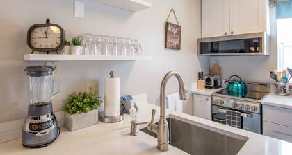 Comfortable 09 Lodge Condo Minutes Away from Downtown Hood River by RedAwning