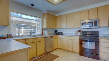 Private kitchen | Fridge, microwave, oven, stovetop