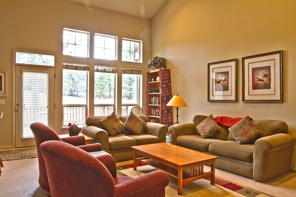 Condo, 3 Bedrooms | Living area